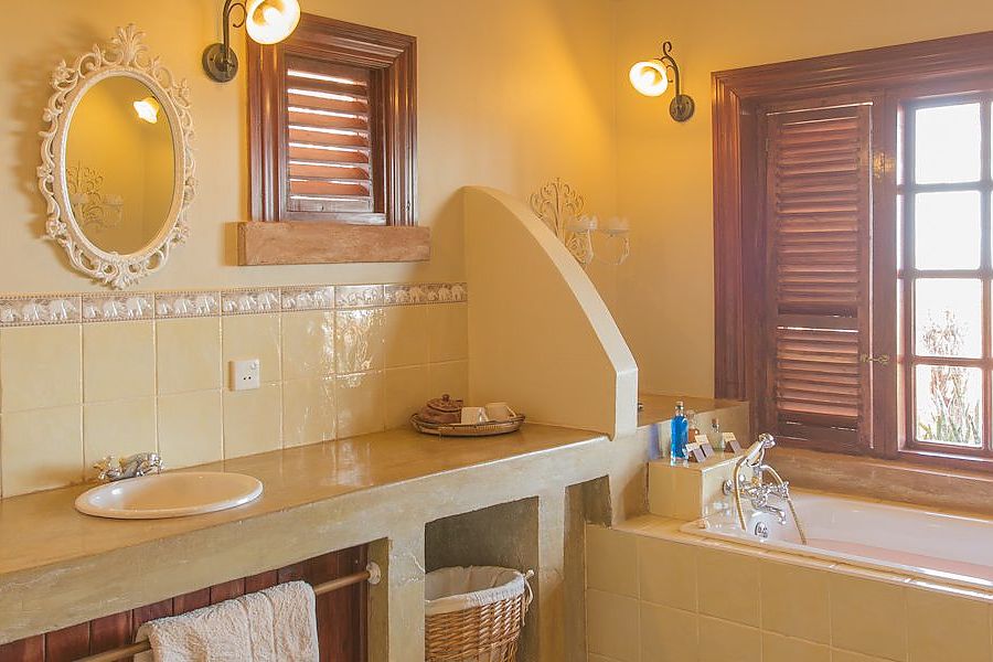 Bathroom example of Stanley Safari Lodge